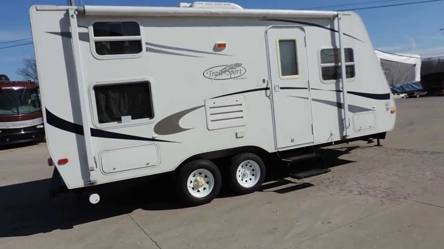 Picture of: Very Nice ‘  Trail-Lite Trail Sport RBH Hybrid with  Bunks Sleeps
